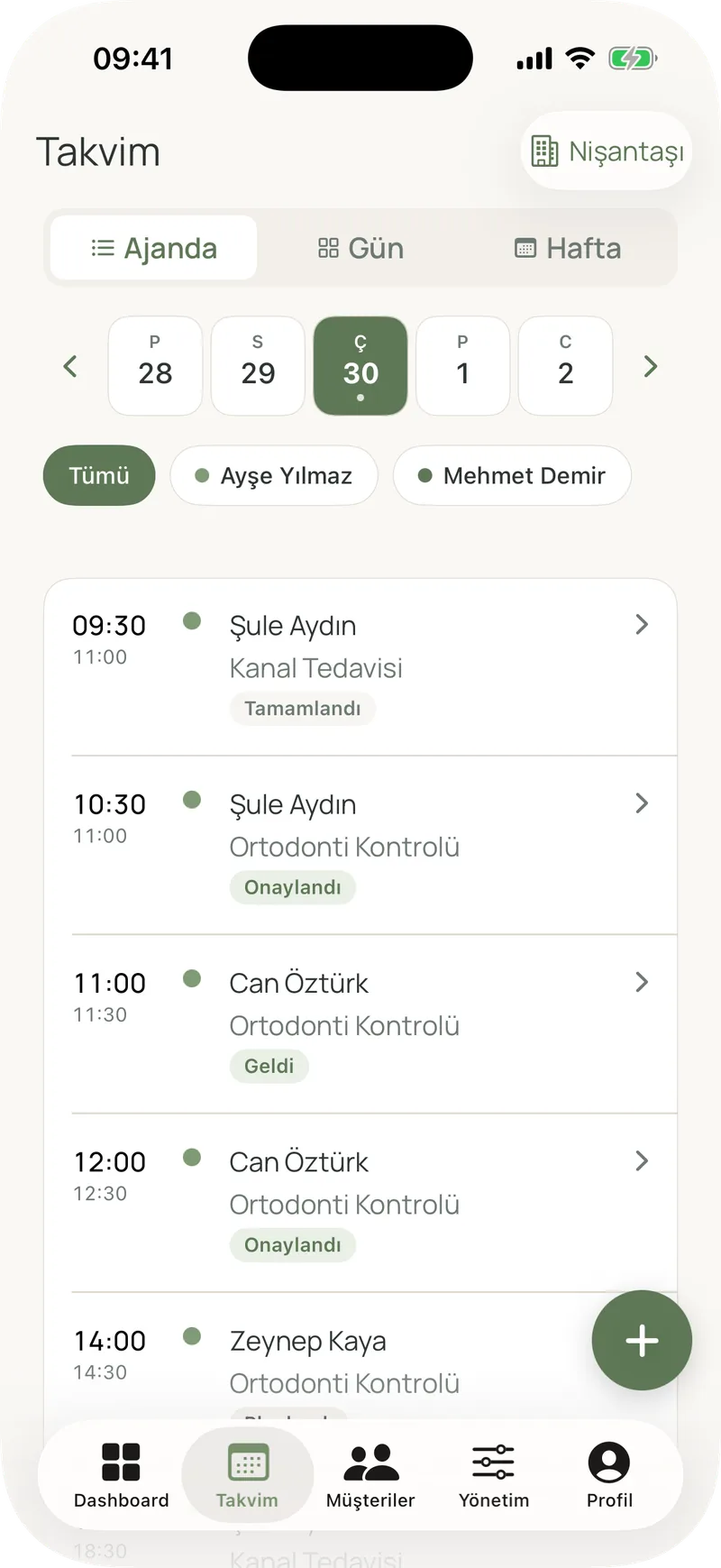 Takvimde günün randevuları, uygulayıcı filtreleri ve randevu durumları